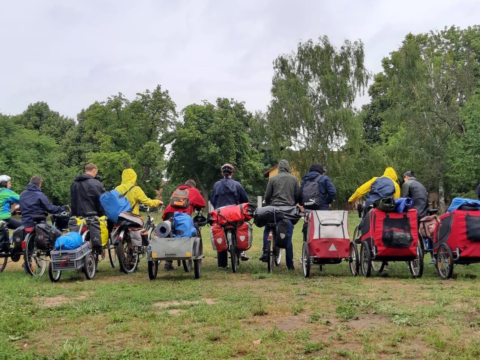 Jugendliche auf gemeinsamer Radtour